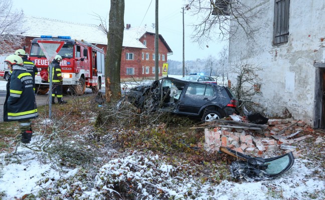 Autolenker (49) bei Kollision mit Baum in Prambachkirchen tödlich verletzt