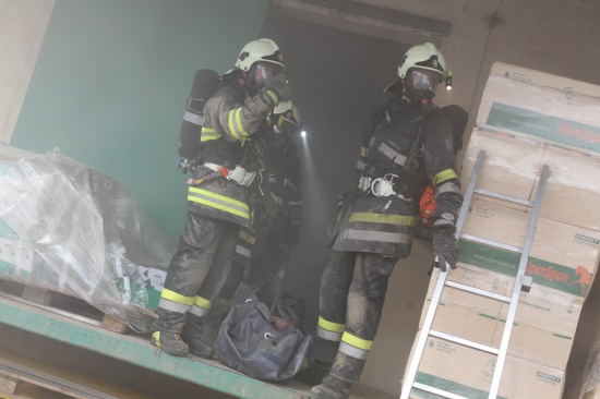 Feuerwehrübung im Lagerhaus in Weißkirchen an der Traun