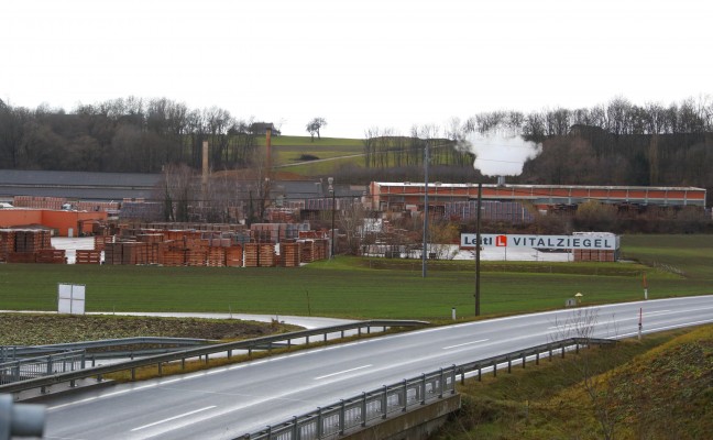 Brandeinsatz auf Betriebgelände in Hinzenbach