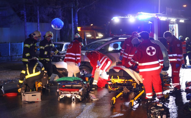Jugendlicher nach schwerem Mopedunfall in Wels-Lichtenegg unter Auto eingeklemmt
