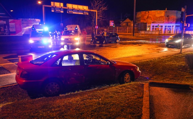 Heftiger Kreuzungscrash in Wels-Pernau fordert zwei Verletzte