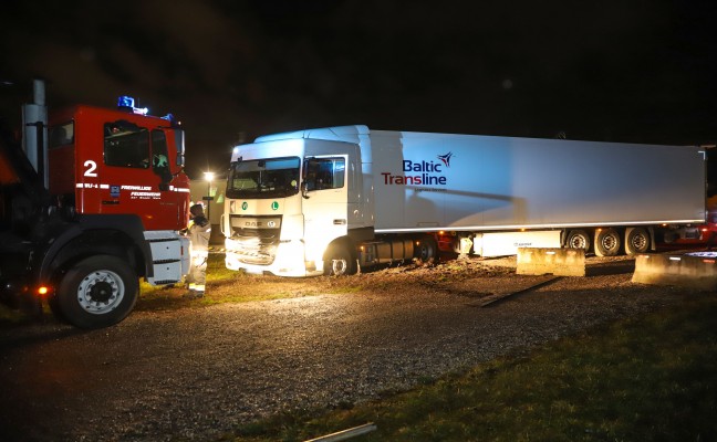 LKW verirrte sich in Wels-Puchberg trotz "No Trucks"-Schild in Siedlungsgebiet und blieb stecken