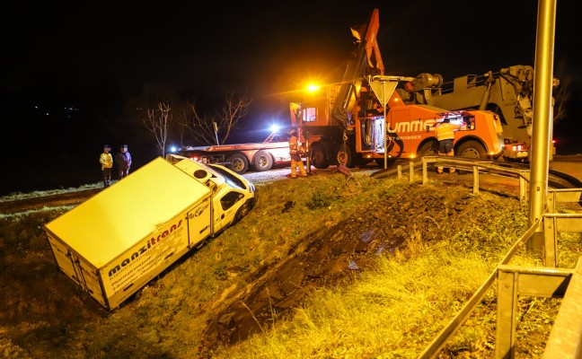 Klein-LKW bei St. Marienkirchen an der Polsenz in Regensickerbecken gestürzt