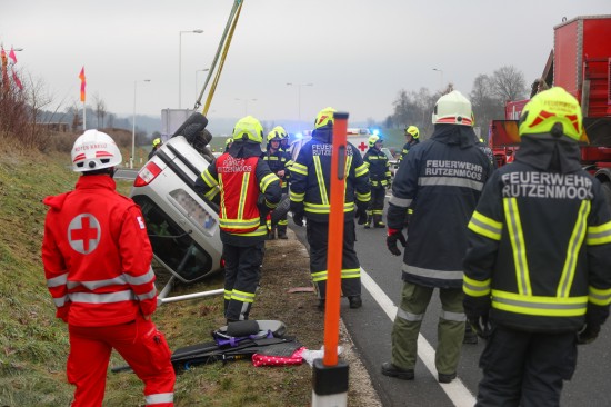 Autolenkerin bei Verkehrsunfall auf Salzkammergutstraße in Regau schwer verletzt | Foto: laumat.at/Matthias Lauber Autolenkerin bei Verkehrsunfall auf Salzkammergutstraße in Regau schwer verletzt