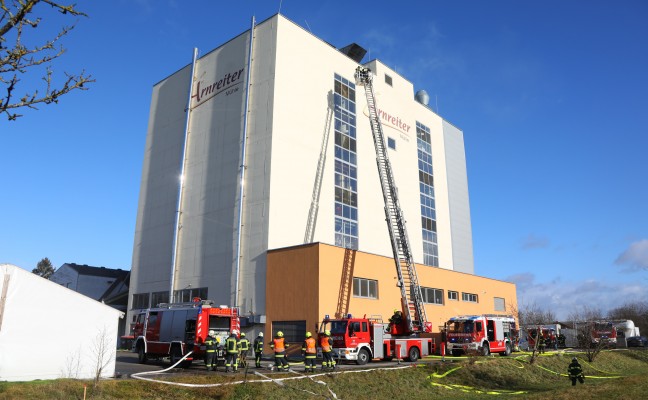 Vier Feuerwehren bei Brand in einer Mühle in Wallern an der Trattnach im Einsatz