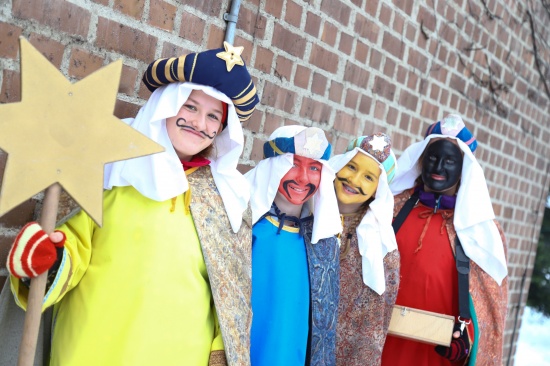 Sternsingeraktion: Als Caspar, Melchior und Balthasar von Haus zu Haus unterwegs | Foto: laumat.at/Katrin Landschuetzer Sternsingeraktion: Als Caspar, Melchior und Balthasar von Haus zu Haus unterwegs