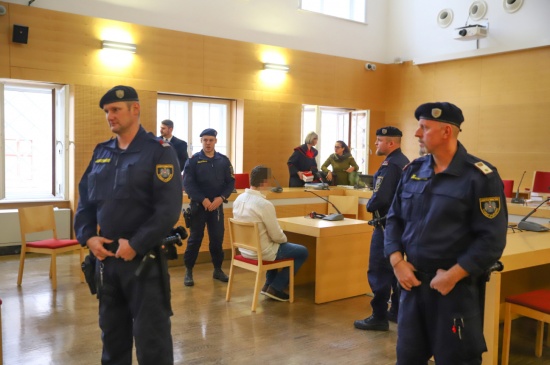Urteil nach Mordversuch: Angeklagter wird in Anstalt für geistig abnorme Rechtsbrecher eingewiesen | Foto: laumat.at/Matthias Lauber Urteil nach Mordversuch: Angeklagter wird in Anstalt für geistig abnorme Rechtsbrecher eingewiesen