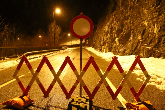 Sperre der Salzkammergutstraße nach Felssturz bei Traunkirchen wieder aufgehoben | Foto: laumat.at/Matthias Lauber Sperre der Salzkammergutstraße nach Felssturz bei Traunkirchen wieder aufgehoben