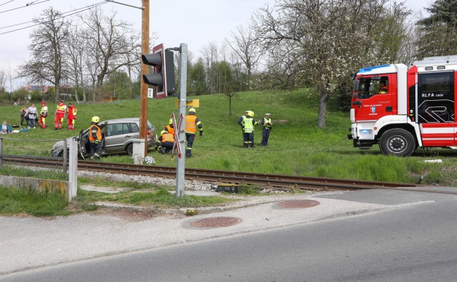 Gas- und Bremspedal verwechselt: Auto mit drei Insassen kam auf Bahnstrecke in Alkoven zum Stillstand