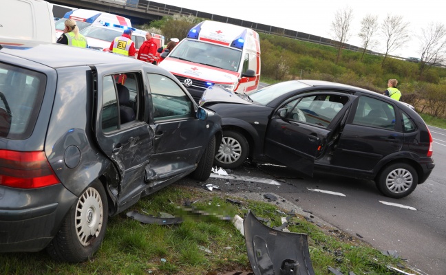 Fünf Verletzte bei schwerem Kreuzungscrash in Wels-Puchberg