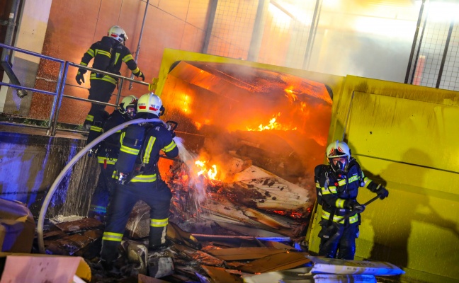 Ein Verletzter bei Containerbrand in Wels-Schafwiesen