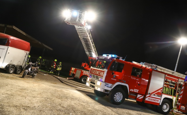 Vier Feuerwehren bei Brand eines überdimensionalen Misthaufens in Ansfelden im Einsatz