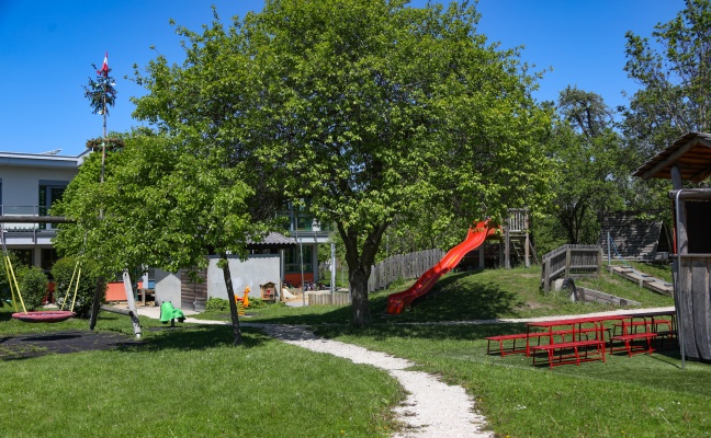 Personenrettung in Weibern: Kind steckte im Garten eines Kindergartens in Astgabel fest