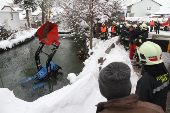 Pensionist stürzte mitsamt Schneeräumtraktor in eisigen Mühlbach