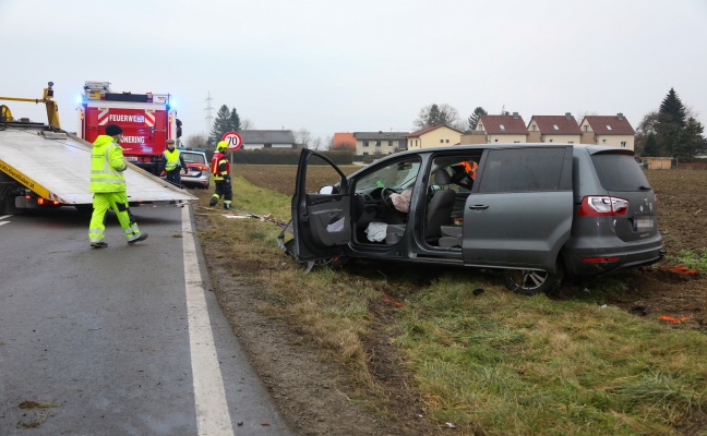 Kollision zwischen Auto und Bus auf Eferdinger Straße in Wilhering fordert einen Schwerverletzten | Foto: laumat.at/Matthias Lauber Kollision zwischen Auto und Bus auf Eferdinger Straße in Wilhering fordert einen Schwerverletzten