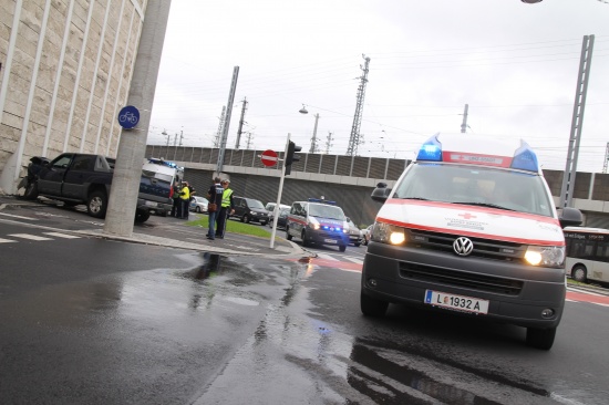 Fahrzeug kracht bei Verkehrsunfall in die Fassade des neuen Linzer Musiktheaters