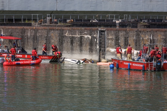 Personenrettung: Motorboot auf Donau im Schleusenbereich bei Aschach an der Donau gekentert