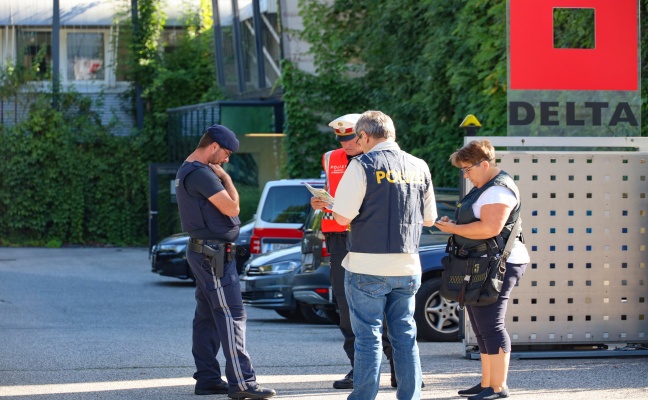 Großeinsatz der Polizei nach Bombendrohung bei Unternehmen in Wels-Pernau