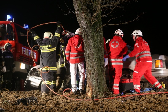 Lenker bei Verkehrsunfall in Pichl bei Wels schwer im Fahrzeug eingeklemmt