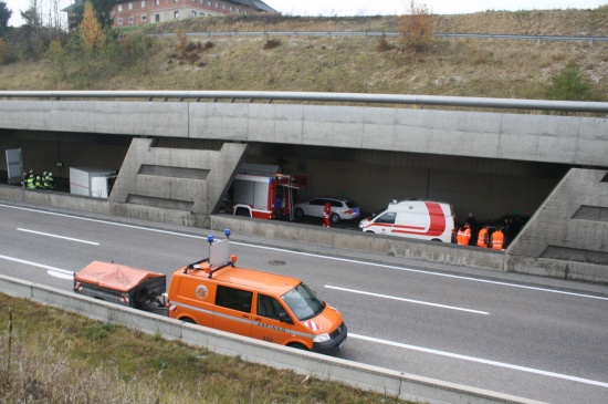 Klein-LKW in Tunnelgalerie auf A8 umgestürzt