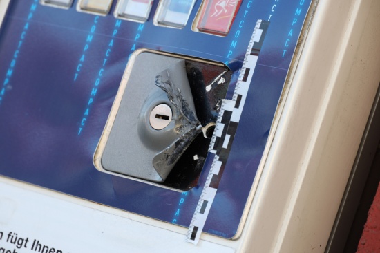 Polizei fahndet nach Einbrüchen in Zigarettenautomaten im Bezirk Wels-Land nun mit Fotos nach Tätern | Foto: laumat.at/Matthias Lauber Polizei fahndet nach Einbrüchen in Zigarettenautomaten im Bezirk Wels-Land nun mit Fotos nach Tätern