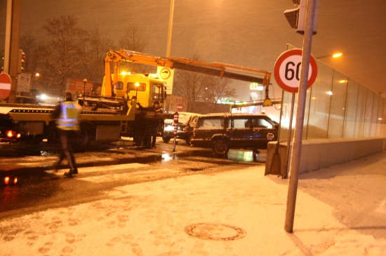 Unfall auf Schneefahrbahn sorgt für Straßensperre