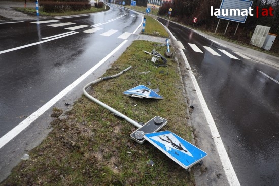 Alkolenker Kracht Bei Sattledt Gegen Fahrbahnteiler Auf Pyhrnpass