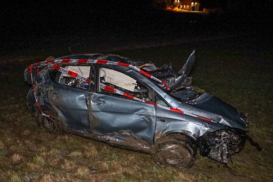 Auto bei schwerem Verkehrsunfall in Ottnang am Hausruck mehrfach überschlagen