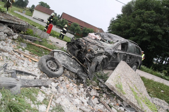 PKW krachte bei Verkehrsunfall in St. Thomas frontal in eine Bushaltestelle