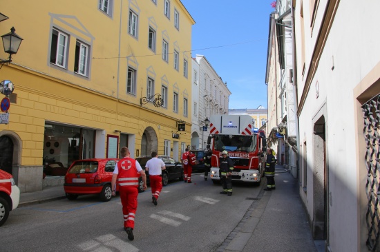 Feuerwehr bei Brand in einer Wohnung in der Welser Altstadt im Einsatz