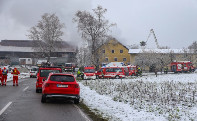 14 Feuerwehren bei Großbrand eines Wohnhauses in Münzkirchen im Einsatz