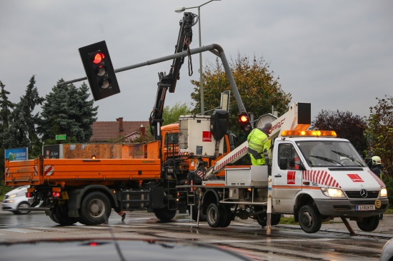Verkehrslichtsignalanlage bei Verkehrsunfall in Wels-Neustadt beschädigt
