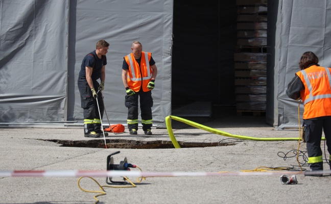 Asphalt eingebrochen: Wasserleitungsrohrbruch in Leonding löste Einsatz der Feuerwehr aus
