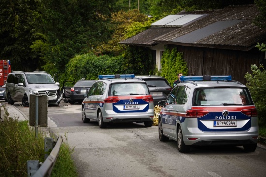 Vier Verletzte bei Unfall nach Verfolgungsjagd zwischen Schlepperauto und Polizei in Hochburg-Ach