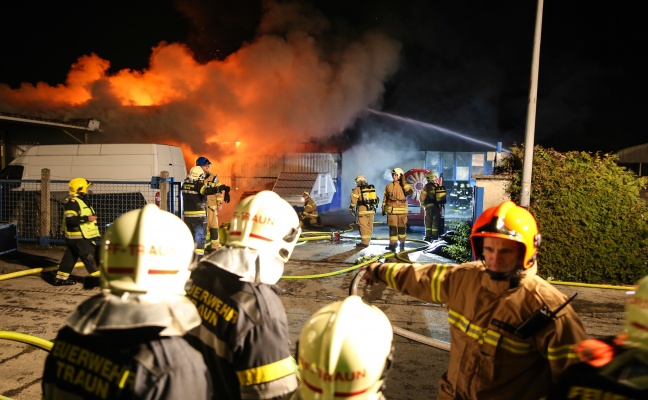 Großbrand in einem Hallenkomplex in Traun forderte Alarmstufe 3 der Feuerwehr