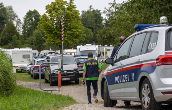 Großkontrolle der Polizei auf Durchreiseplatz für Sinti und Roma in Braunau am Inn