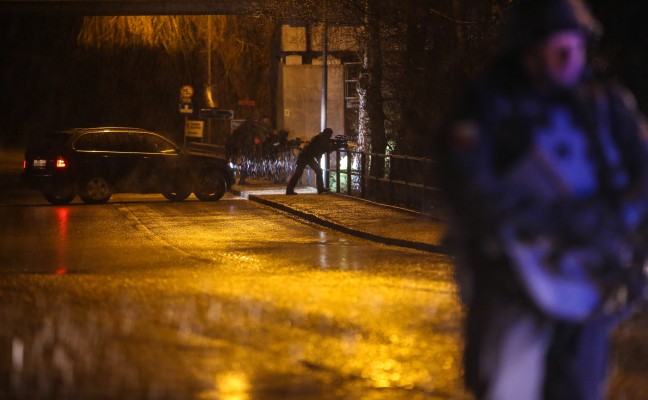 Polizisten mit Waffe bedroht - Täter bei Cobraeinsatz in Lambach festgenommen