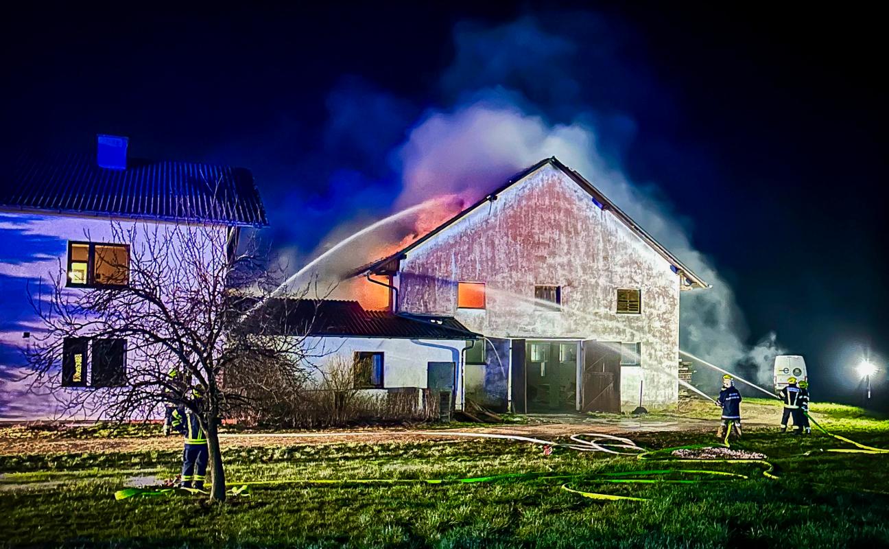 Neun Feuerwehren Bei Brand Eines Stallgeb Udes In Neukirchen An Der