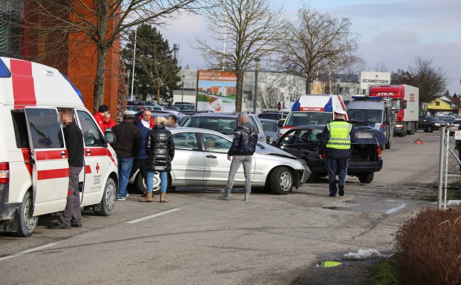 Blechsalat nach Verkehrsunfall mit drei Fahrzeugen in Wels-Pernau