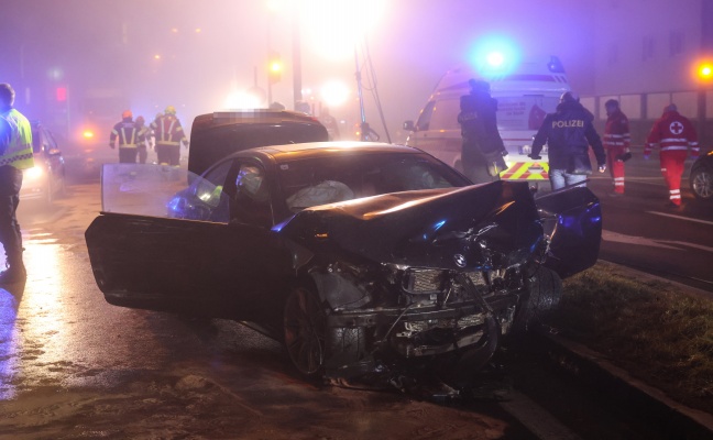 Verfolgungsjagd endet an Straßensperre in Traun mit schwerem Crash und fünf teils Schwerverletzten