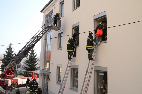 Großübung von Feuerwehr und Rotem Kreuz in Offenhausen