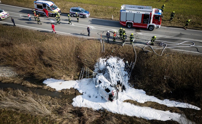 Ein Toter nach Frontalkollision auf der Lamprechtshausener Straße in Neukirchen an der Enknach