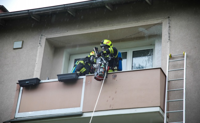 Vier Feuerwehren bei Balkonbrand an einem Mehrparteienwohnhaus in Hörsching im Einsatz