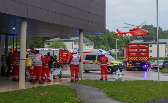 Vier Verletzte bei Zimmerbrand in einem Seniorenheim in Vöcklabruck - Großeinsatz der Rettungskräfte