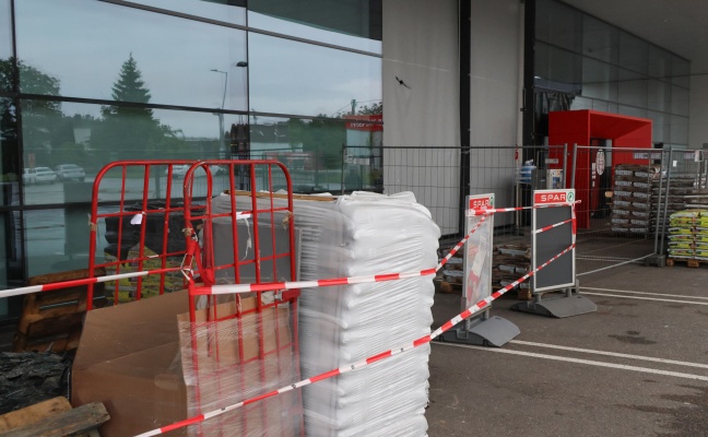 2,1 Promille: Autolenker kracht in Attnang-Puchheim gegen Glasfront eines Lebensmittelgeschäfts