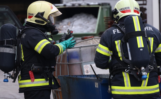 Gefahrstoffeinsatz: Chemische Reaktion in einem Gewerbebetrieb in Wels-Pernau sorgt für Einsatz