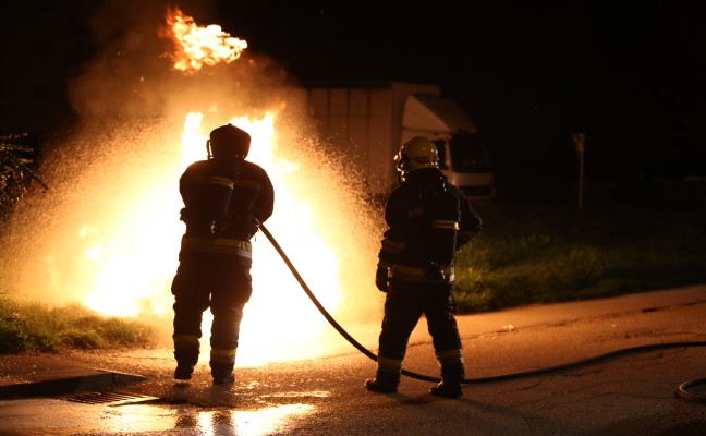 Einsatz der Feuerwehr beim Brand eines Papiercontainers