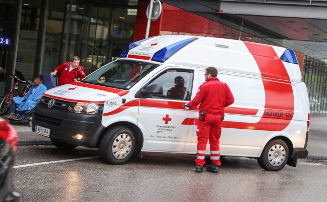 Rettungseinsatz bei Polizeieinsatz und Personenkontrolle am Welser Bahnhof
