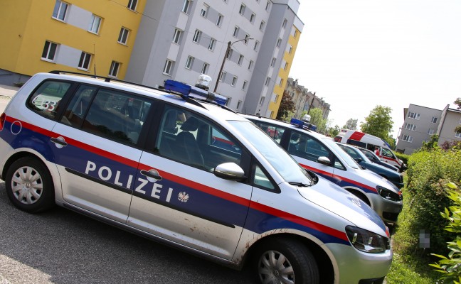 Polizei- und Rettungseinsatz in einer Wohnung in Wels-Neustadt