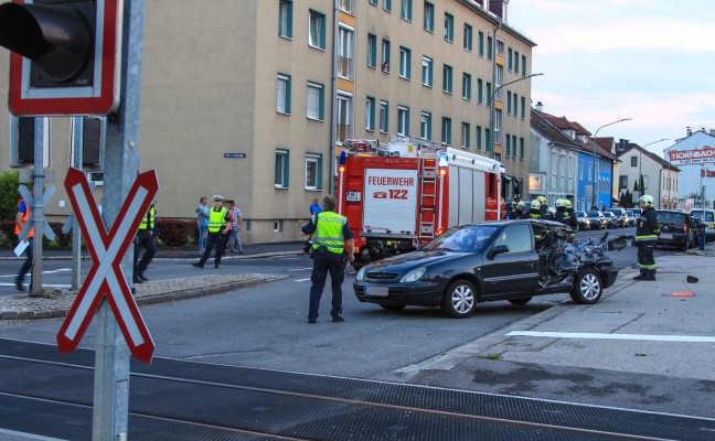 Auto auf Bahnübergang von Regionalzug erfasst - Lenker unverletzt